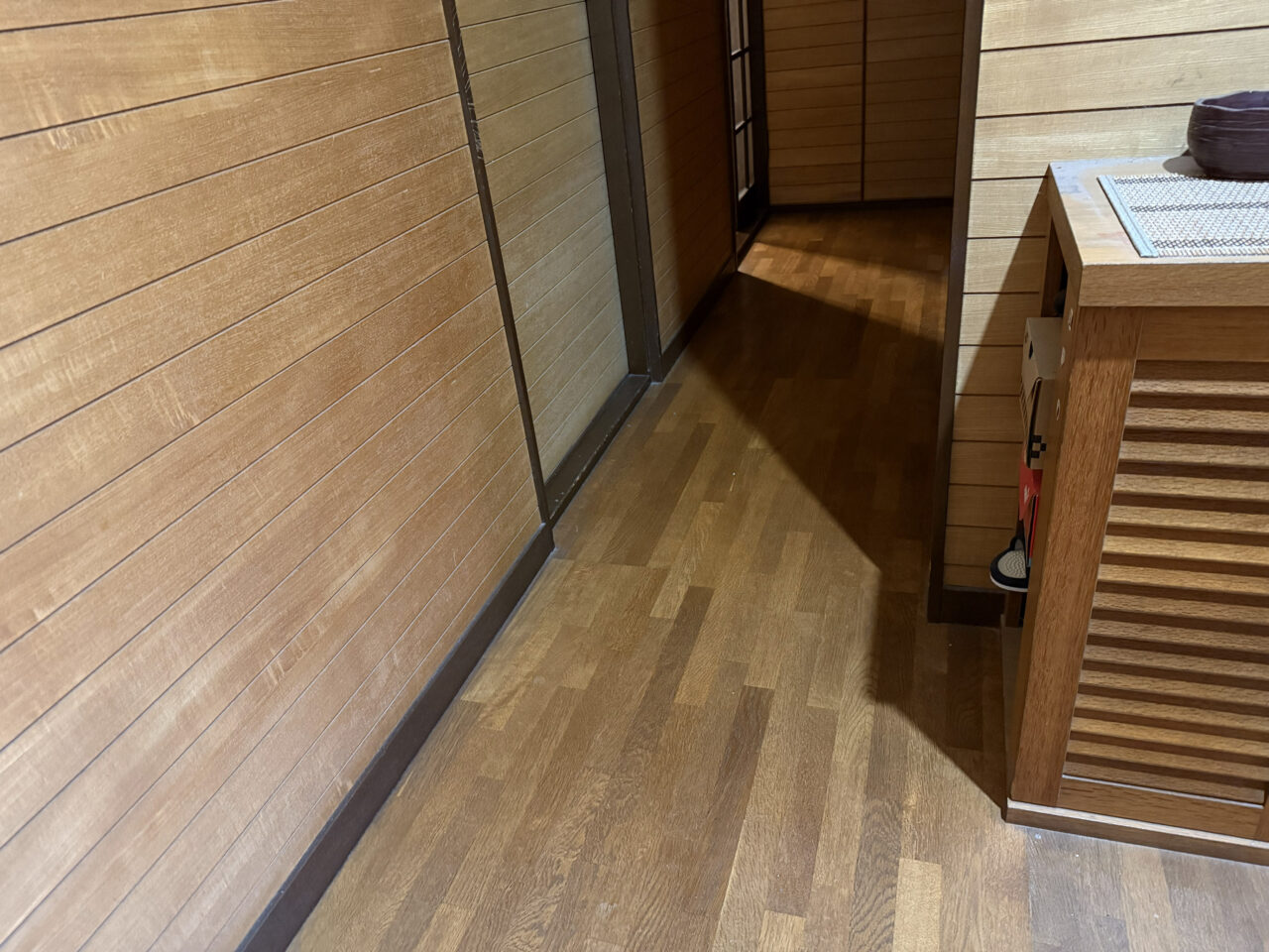 フローリング施工前・既設床歪み修繕の上1.5mmフローリング上張り-2