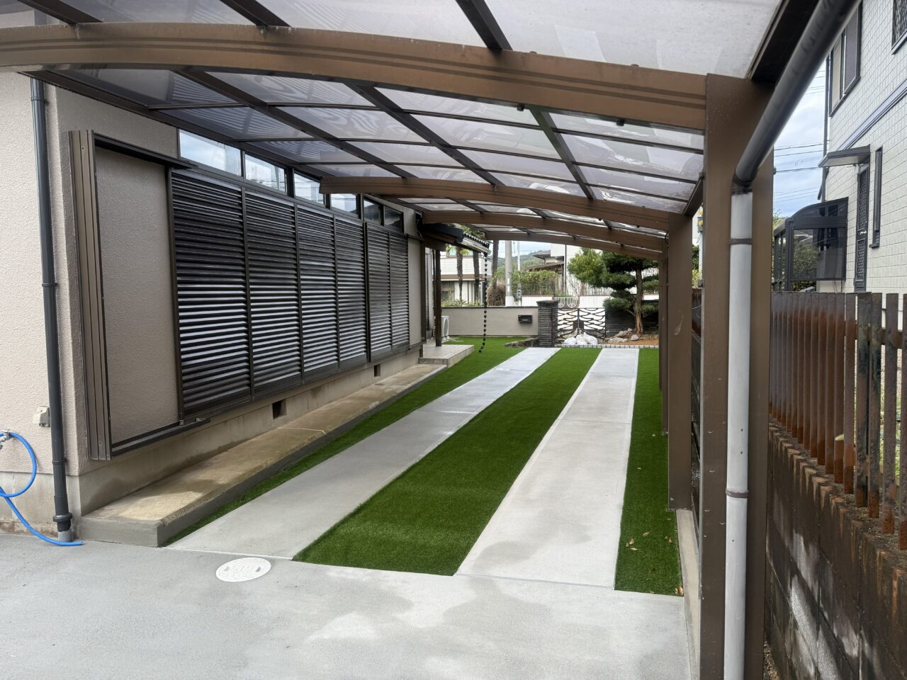 外構工事・駐車場コンクリート土間 人工芝 施工後1
