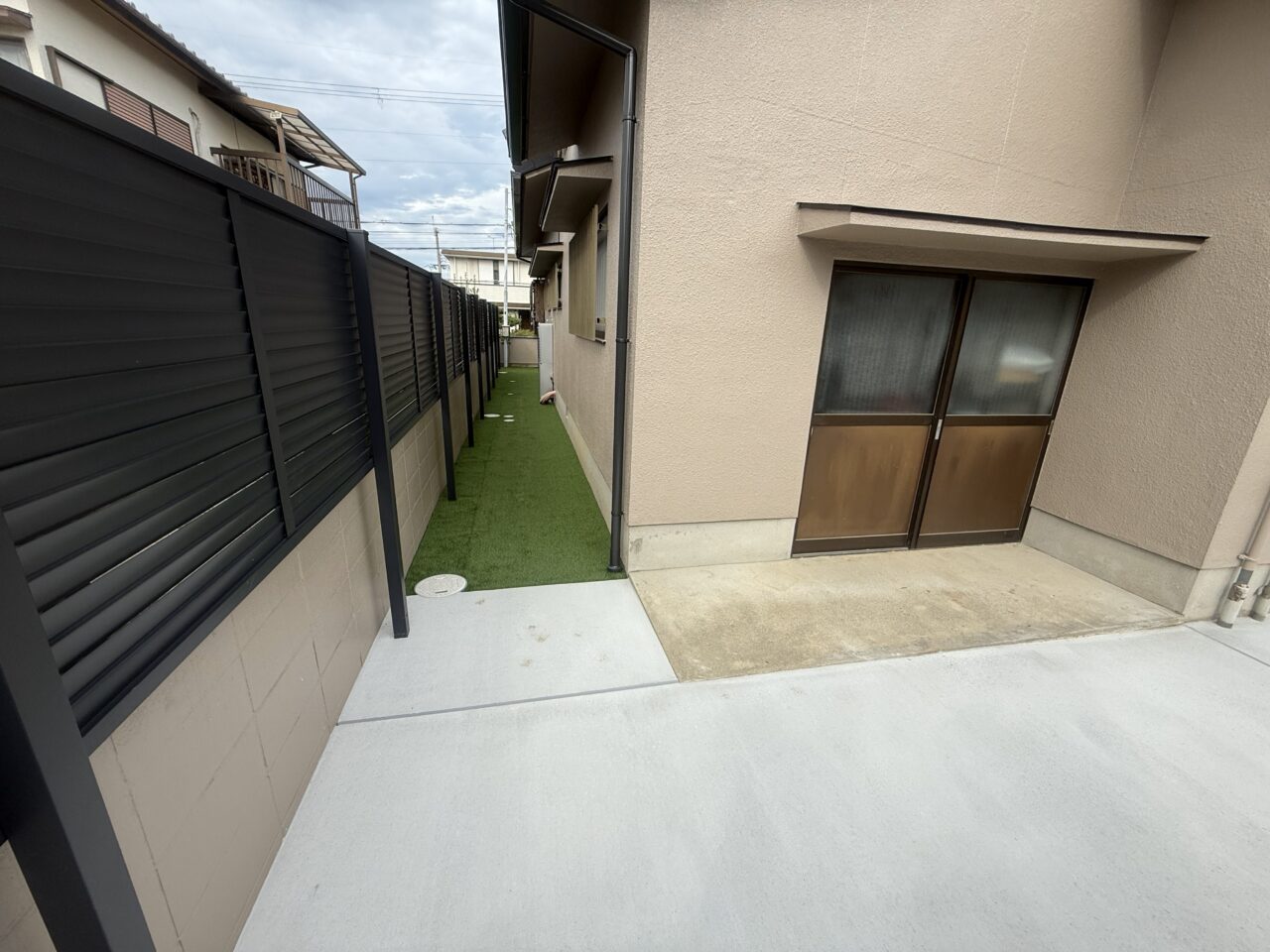 外構工事・駐車場コンクリート土間 人工芝 施工後4