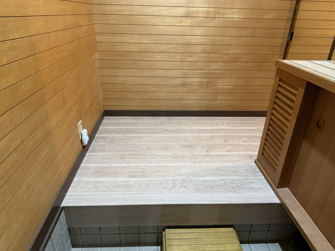 フローリング施工後・既設床歪み修繕の上1.5mmフローリング上張り-1