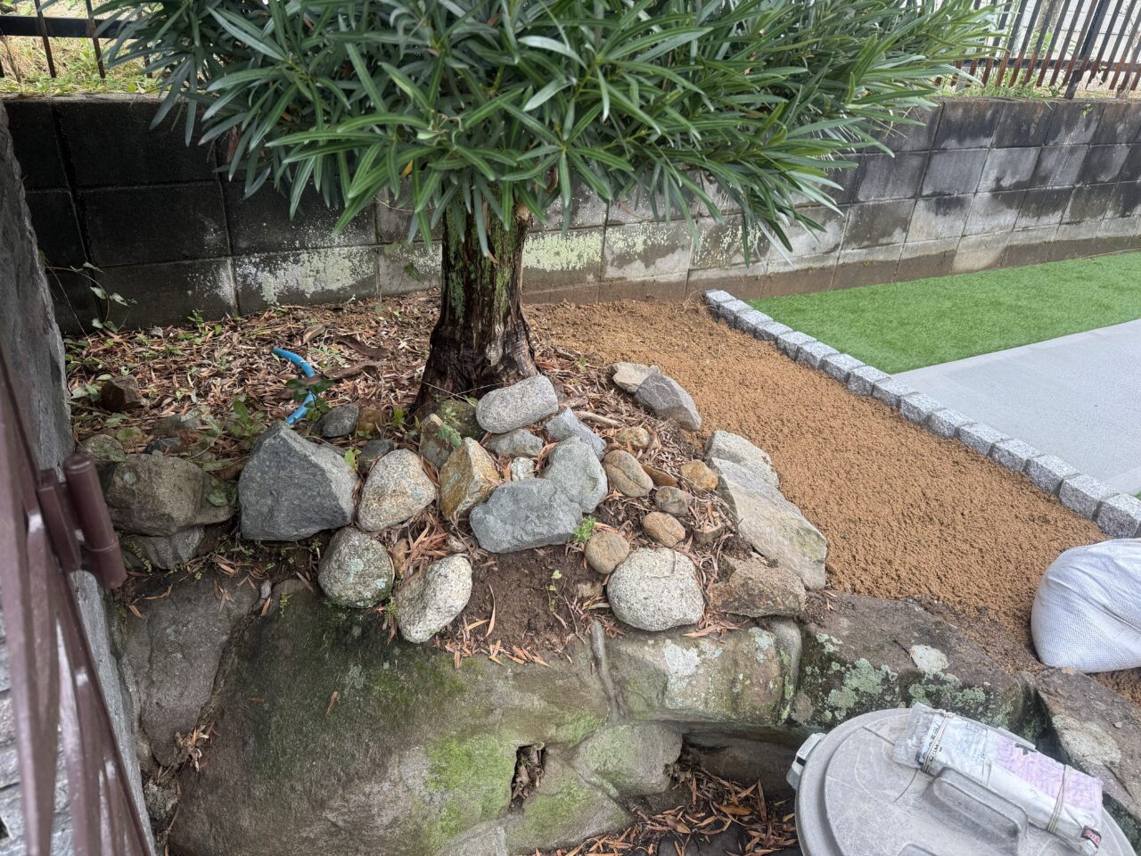 外構工事・駐車場コンクリート土間 人工芝 施工後6