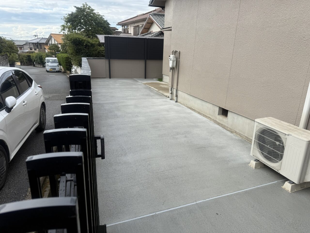 外構工事・駐車場コンクリート土間 人工芝 施工後5